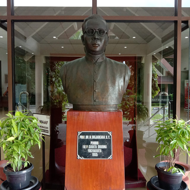 Patung  N. Drityarkara, SJ di Gedung Pusat Universitas Sanata Dharma (arsip Perpustakaan USD)