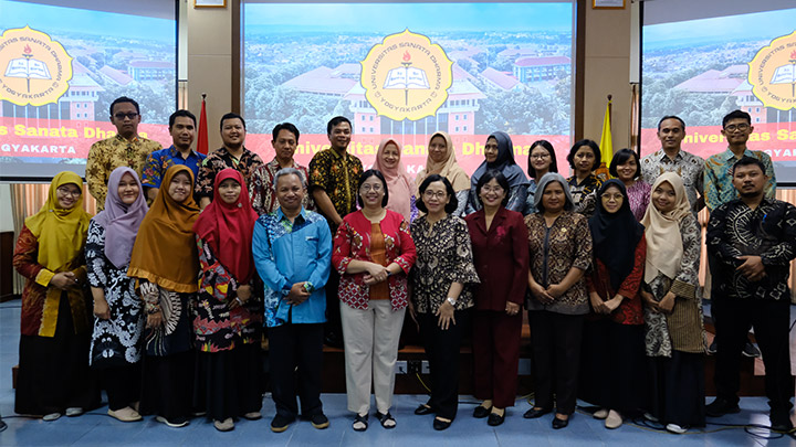 Wakil Rektor IV USD bersama Narasumber dan MGBK Kota Yogyakarta (dok. Humas) Wakil Rektor IV USD bersama Narasumber dan MGBK Kota Yogyakarta (dok. Humas)