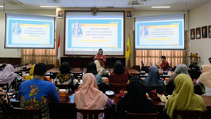 Dr. Maria Margaretha Sri Hastuti, M.Si saat memfasilitasi diskusi MGBK Kota Yogyakarta (dok. Humas) Dr. Maria Margaretha Sri Hastuti, M.Si saat memfasilitasi diskusi MGBK Kota Yogyakarta (dok. Humas)