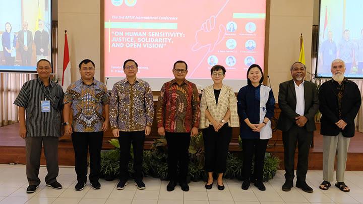 Para narasumber bersama Panitia 3rd APTIK International Conference (dok. Humas USD) Para narasumber bersama Panitia 3rd APTIK International Conference (dok. Humas USD)