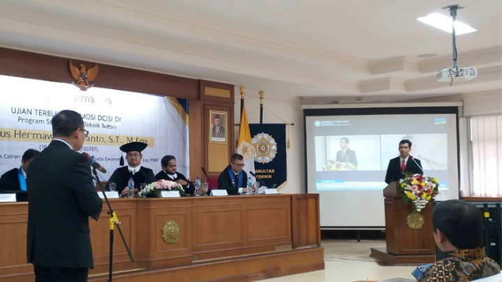Rektor USD menjadi penanya kehormatan dalam sidang terbuka Promosi Doktor Achileus Hermawan, S.T., M.Eng. (foto: istimewa)