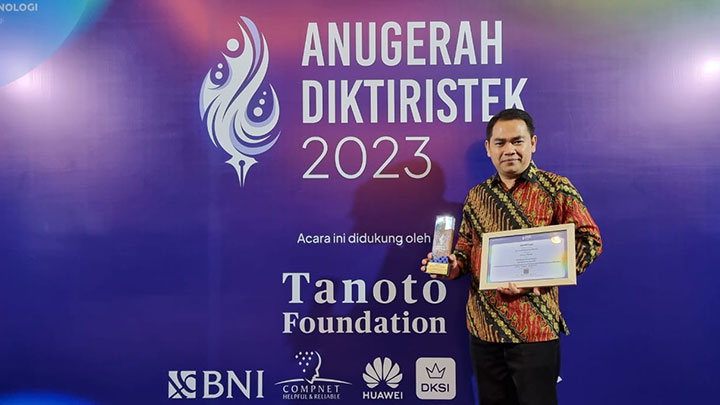 Prof. Ir. Sudi Mungkasi, Ph.D., mewakili USD menerima penghargaan dalam Anugerah Diktiristek 2023 dok. Humas USD