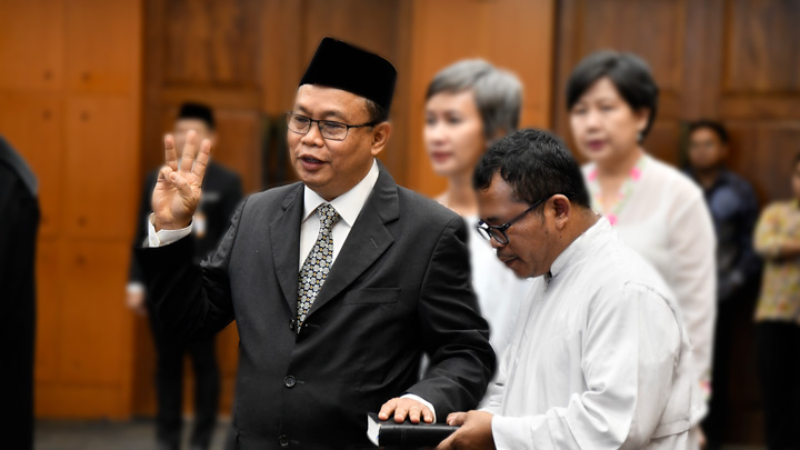 Dr. C.B. Mulyanto Pr saat pengucapan janji pada acara Pelantikan 23 Anggota BAN Paudikdasmen pada 14 JUi 2023 (dok. Kemendikbudristek) Dr. C.B. Mulyanto Pr saat pengucapan janji pada acara Pelantikan 23 Anggota BAN Paudikdasmen pada 14 JUi 2023 (dok. Kemendikbudristek)