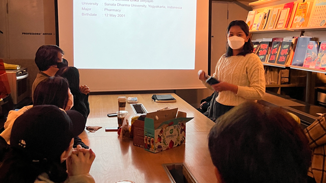 Erika presentasi di lab meeting, Institute of Biological Interfaces yang dipimpin oleh Prof. Kwanwoo Shin dok. Farmasi