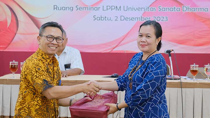 Kepala BLU, St. Djoko Yulianto menyerahkan kenang-kenangan kepada Kepala UPDT (Unit Pelaksanaan Teknik Dinas) Pelayanan Persampahan DLH (Dinas Lingkungan Hidup) Kabupaten Sleman. , Rita Probowati dalam Pelatihan Pengolahan Sampah bersama DLH Sleman, 2 Desember 2023 - dok. Humas