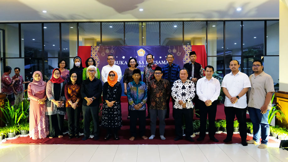 Pimpinan USD Berbuka puasa bersama perwakilan Perguruan Tinggi sahabat Pimpinan USD Berbuka puasa bersama perwakilan Perguruan Tinggi sahabat/dok. Humas USD