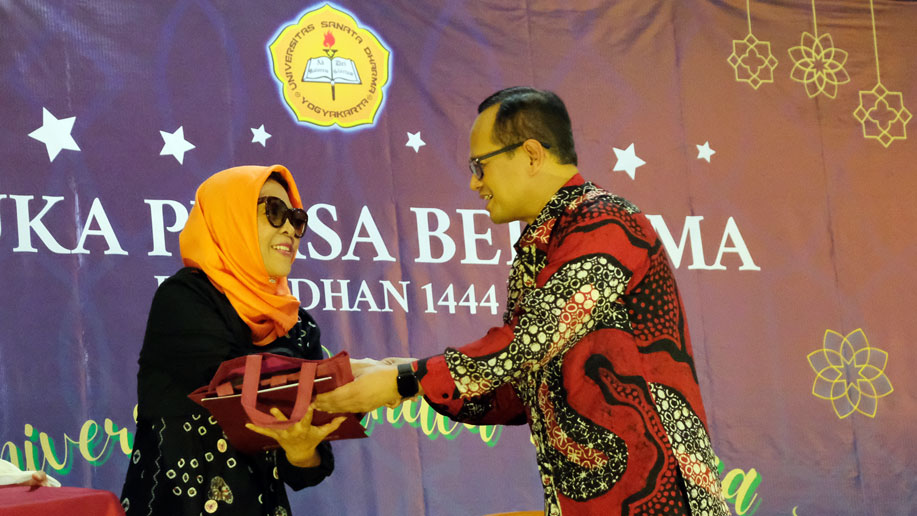 Rektor USD, Albertus Bagus Laksana SJ, S.S., Ph.D menyampaikan ucapan terima kasih kepada Prof. Syafa'atun Almirzanah, Ph.D., D.Min., yang berkenan memberikan tausiyah dalam acara buka puasa bersama di USD dok. Humas USD