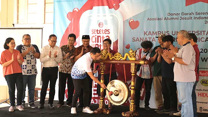Ketua AAJI, Adrianus Roy memukul gong menandai Pembukaan Donor Darah Serentak AAJI 2023 di Kampus I USD, 4 November 2023 - dok. Humas USD Ketua AAJI, Adrianus Roy memukul gong menandai Pembukaan Donor Darah Serentak AAJI 2023 di Kampus I USD, 4 November 2023 - dok. Humas USD