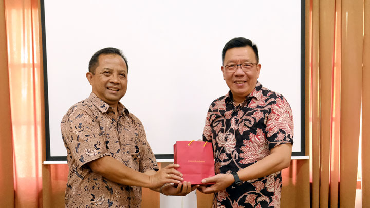 Dekan FKIP menyambut kedatangan rombongan YPA-MDR (dok. Humas) Dekan FKIP menyambut kedatangan rombongan YPA-MDR (dok. Humas)
