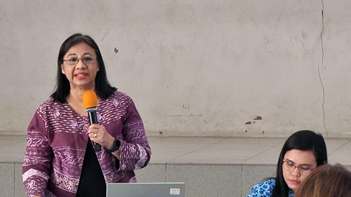 Dr. Maria Margaretha Sri Hastuti dalam sesbuah sesi di SMA Don Bosco Padang dok. Humas USD