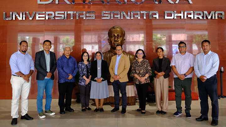 Para pimpinan delegasi ISJB bersama Pimpinan USD di depan Auidtorium Driyarkara Kampus II (dok. Humas USD) Para pimpinan delegasi ISJB bersama Pimpinan USD di depan Auidtorium Driyarkara Kampus II (dok. Humas USD)
