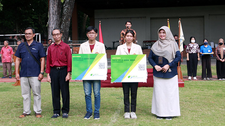 Kepala Bidang Kepesertaan Program Khusus BPJS, Sofia Nur Hidayati bersama Kepala Lembaga Kesejahteraan Mahasiswa USD, Y. Sarju SJ dan para peserta KKN Angkatan 66. Kepala Bidang Kepesertaan Program Khusus BPJS, Sofia Nur Hidayati bersama Kepala Lembaga Kesejahteraan Mahasiswa USD, Y. Sarju SJ dan para peserta KKN Angkatan 66.