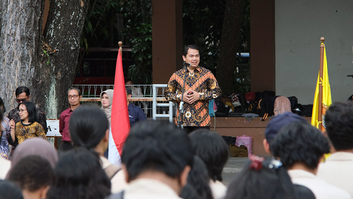Wakil Rektor I USD, Prof. Ir. Sudi Mungjasi, Ph.D., memberikan amanat dalam Upacara Pelepasasn KKN Angkatan 66 Wakil Rektor I USD, Prof. Ir. Sudi Mungjasi, Ph.D., memberikan amanat dalam Upacara Pelepasasn KKN Angkatan 66