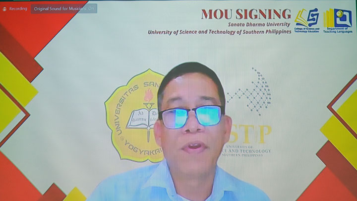 Rekto UTSP, Ambrosio B. Cultura, Ph.D memberi sambutan melalui video conference saat Penandatanganan MoU USD-UTSP (dok. Humas)