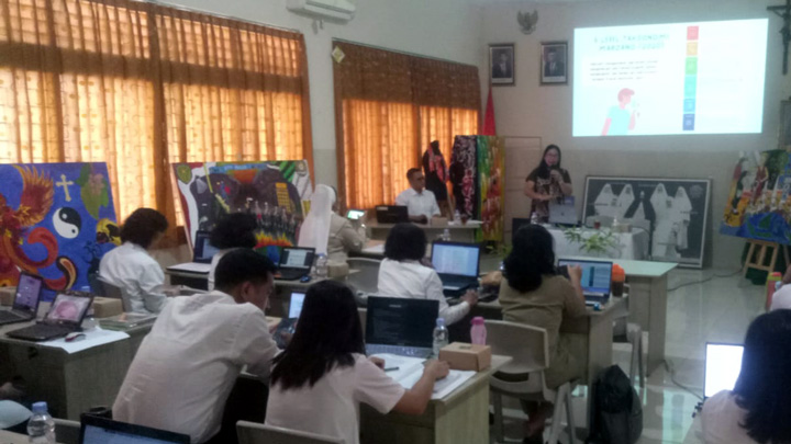 Dr. Luisa Diana Handoyo, M.Si mendampingi para peserta pelatihan (dok. P4 USD) Dr. Luisa Diana Handoyo, M.Si mendampingi para peserta pelatihan (dok. P4 USD)