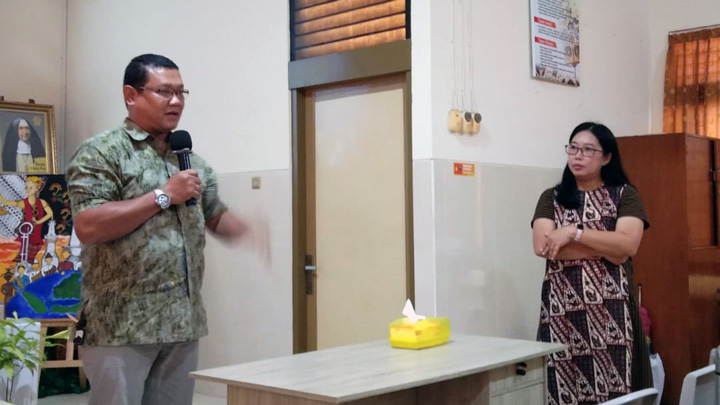 Setya Tri Nugraha, S.Pd., M.Pd. dan Dr. Luisa Diana Handoyo, M.Si sebagai fasilitator pelatihan (dok. P4 USD) Setya Tri Nugraha, S.Pd., M.Pd. dan Dr. Luisa Diana Handoyo, M.Si sebagai fasilitator pelatihan (dok. P4 USD)