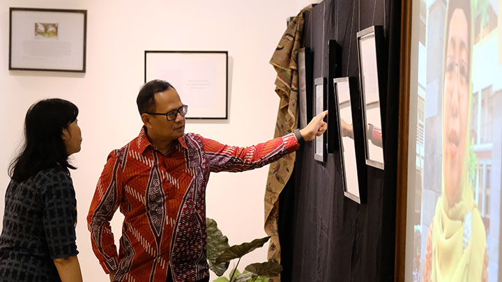 Rektor USD, Albertus Bagus Laksana SJ, Ph.D., sedang menikmati arsip Driyarkara (dok. Humas USD)