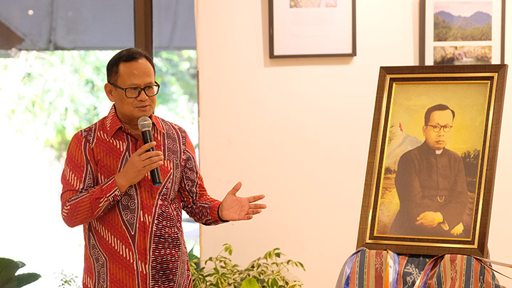 Rektor USD, Albertus Bagus Laksana SJ, Ph.D., membuka Pameran Arsip Driyarkara(dok. Humas USD) Rektor USD, Albertus Bagus Laksana SJ, Ph.D., membuka Pameran Arsip Driyarkara (dok. Humas USD)