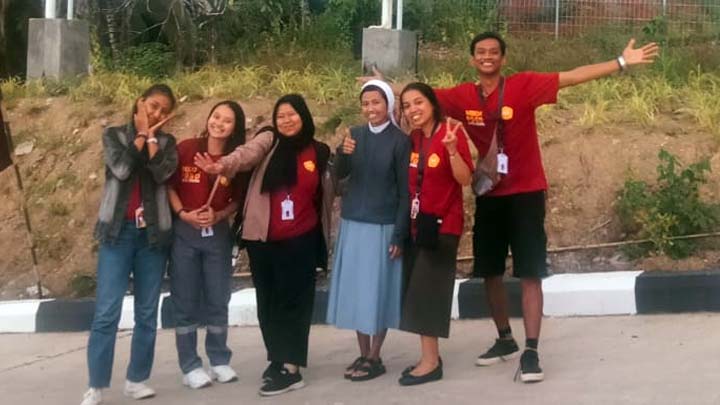 Mahasiswa PGSD yang diterjunkan di Kabupaten Mentawai, Sumatera Barat