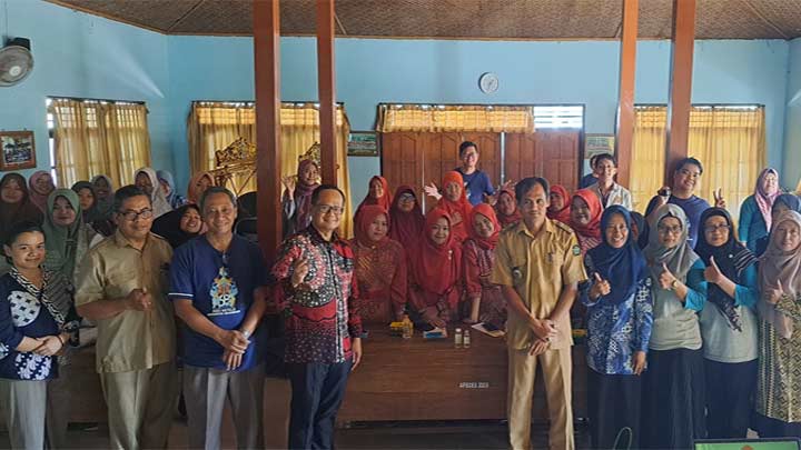 Rektor USD bersama para pelaku PKM Dies Natalis USD ke-68 dan perangkat Desa Kaliagung (dok. Harian Jogja) Rektor USD bersama para pelaku PKM Dies Natalis USD ke-68 dan perangkat Desa Kaliagung (dok. Harian Jogja)