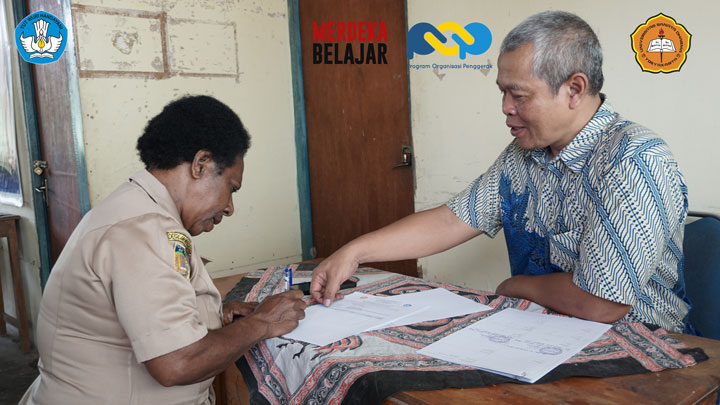 Tiim Pengelola POP USD mendampingi guru di SD Kab. Mappi (dok. Tim POP-USD) Tiim Pengelola POP USD mendampingi guru di SD Kab. Mappi (dok. Tim POP-USD)
