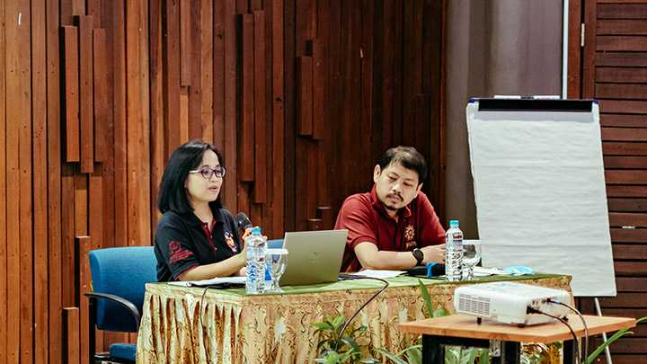 Dr. Titik Kristiayani, M.Psi dan Pater Ernest Justin SJ, S.Psi., M.Hum memfasilitasi Satgas PPKS (dok. Humas USD)