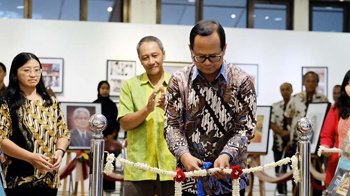 Rektor USD membuka pameran arsip (dok. Humas USD) Rektor USD membuka pameran arsip (dok. Humas USD)