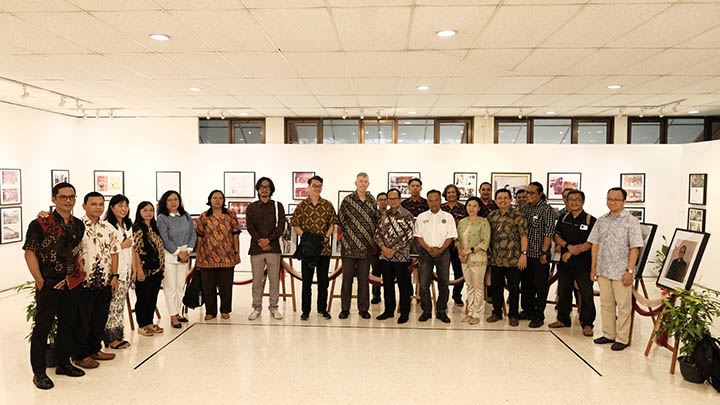 Rektor USD bersama para panitia dan undangan dalam Pembukaan Pameran Arsip 