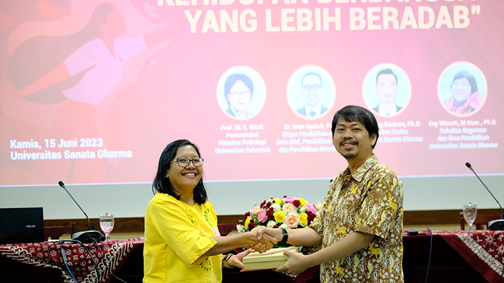 Pembicara Kunci, Eny Winarti, Ph.D bersama Ketua Panitia Sanata Dharma Berbagi Sosial Humaniora, Ernest Justin, S.J., S.Psi., M.Hum. (dok. Humas USD) Pembicara Kunci, Eny Winarti, Ph.D bersama Ketua Panitia Sanata Dharma Berbagi Sosial Humaniora, Ernest Justin, S.J., S.Psi., M.Hum. (dok. Humas USD)