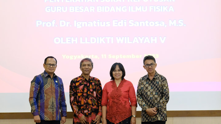Prof. Ignatius Edi Santoso, M.S., didampingi istri, berfoto bersama Rektor USD, Albertus Bagus Laksana, SJ., Ph.D. (kiri) dan Plt. Kepala LLDIKTI V, Prof. drh. Aris Junaidi, Ph.D (kanan)- dok. Humas USD