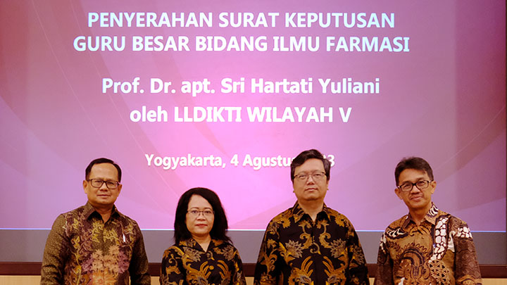 Rektor USD, Kepala LLDIKTI Wil V, Prof. Dr. apt. Sri Hartati Yuliani dan suami. (dok. Humas USD) Rektor USD, Kepala LLDIKTI Wil V, Prof. Dr. apt. Sri Hartati Yuliani dan suami. (dok. Humas USD)