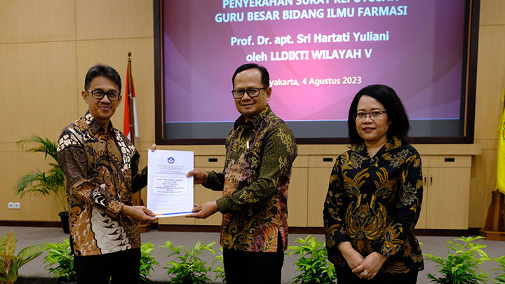 Rektor USD, Kepala LLDIKTI Wil V, dan Prof. Dr. apt. Sri Hartati Yuliani (dok. Humas USD) Rektor USD, Kepala LLDIKTI Wil V, dan Prof. Dr. apt. Sri Hartati Yuliani (dok. Humas USD)