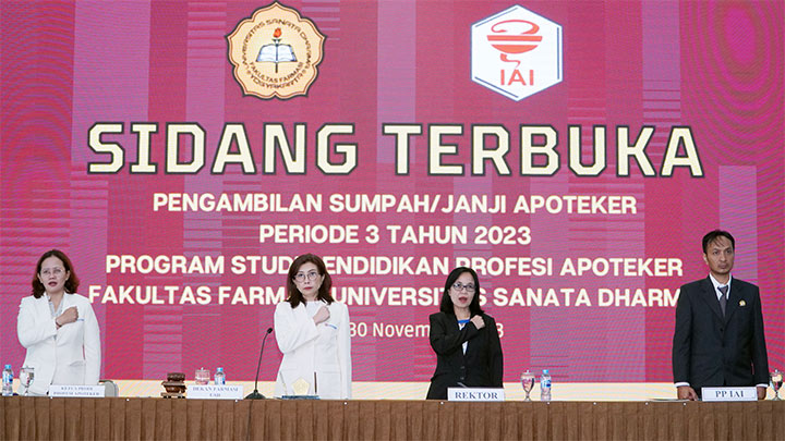 Ketua Program Studi Pendidikan Profesi Apoteker, Dekan Farmasi, Wakil Rektor III USD dan Perwakilan Pengurus IAI dalam Pengambilan Sumpah dan Janji Apoteker F. Farmasi USD, Kamis, 30 November 2023 (foto: Panitia) Ketua Program Studi Pendidikan Profesi Apoteker, Dekan Farmasi, Wakil Rektor III USD dan Perwakilan Pengurus IAI dalam Pengambilan Sumpah dan Janji Apoteker F. Farmasi USD, Kamis, 30 November 2023 (foto: Panitia)