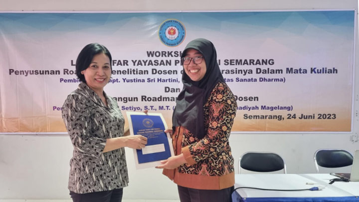 pt. Yustina Sri Hartini, M.Si. mendapatkan kenang-kenangan dari STIFAR pt. Yustina Sri Hartini, M.Si. mendapatkan kenang-kenangan dari STIFAR