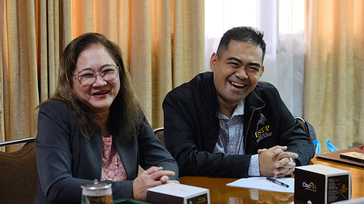 Prof Mari Luisa B. Salingay, (Dean, College of Science and Mathematics) dan  Prof Dr Ramir Philip Jones V Sonsona (Communication & International Office&nbsp;Coordinator) dari USTP