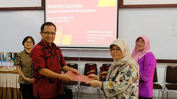 Dekan FKIP dan Kaprodi Pendidikan Bahasa Inggris bersama para asesor saat kegiatan Asesmen Lapanagan (dok. Humas)