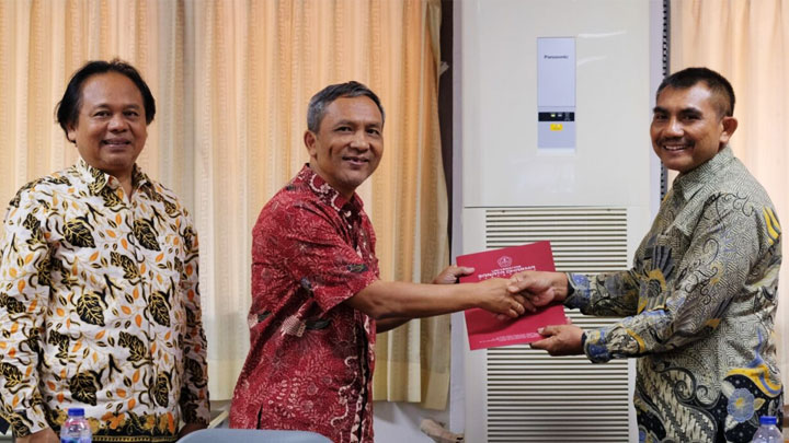 Kaprodi Pendidikan Fisika bersama para asesor saat kegiatan Asesmen Lapanagan (dok. Humas)