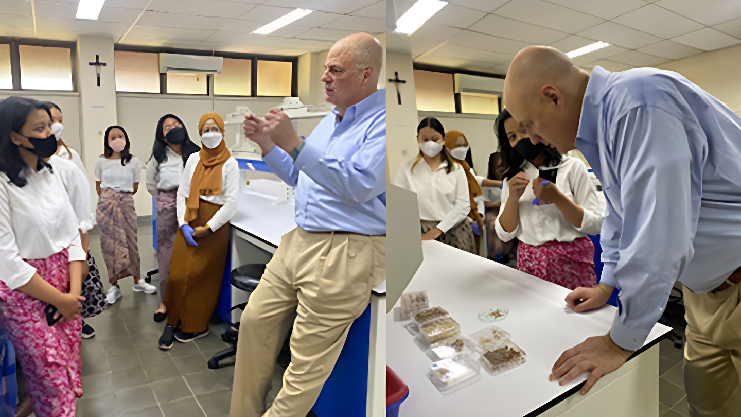 Kit Parker singgah berdiskusi dengan mahasiswa terkait riset di laboratorium - dok. Farmasi Kit Parker singgah berdiskusi dengan mahasiswa terkait riset di laboratorium - dok. Farmasi