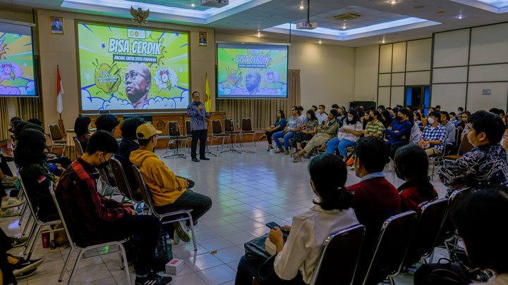 Rektor USD, Albertus Bagus Laksana SJ, Ph.D., ikut berdialog dengan peserta (dok. Humas USD) Rektor USD, Albertus Bagus Laksana SJ, Ph.D., ikut berdialog dengan peserta (dok. Humas USD)