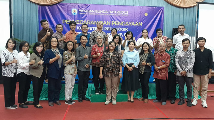 Tim P4 USD bersama para peserta Penyegaran dan Pengayaan Kompetensi Pedagogi (dok. P4USD) Tim P4 USD bersama para peserta Penyegaran dan Pengayaan Kompetensi Pedagogi (dok. P4USD)