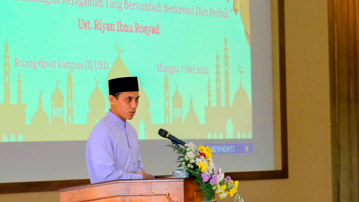 Ustad Riyan Ibnu Rosyid memberikan tausiah dalam acara Halalbihalan Keluarga Besar USD /dok. Humas USD Ustad Riyan Ibnu Rosyid memberikan tausiah dalam acara Halalbihalan Keluarga Besar USD /dok. Humas USD