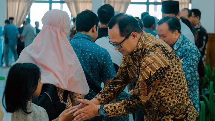 Rektor USD bersalaman dengan keluarga dosen dan tendik dalam acara Halalbihalal Keluarga Besar Sanata Dharma / dok. Humas USD Rektor USD bersalaman dengan keluarga dosen dan tendik dalam acara Halalbihalal Keluarga Besar Sanata Dharma / dok. Humas USD