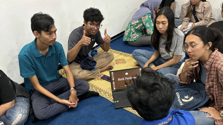 Diskusi kelompok mahasiswa untuk pengembangan AR produk UMKM Batik Parijotho (dok. Abdibas Sasing dan TI) Diskusi kelompok mahasiswa untuk pengembangan AR produk UMKM Batik Parijotho (dok. Abdibas Sasing dan TI)