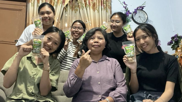 Kunjungan para mahasiswi ke pengrajin Krupuk Amplang Lele (dok. Abdibas Sasing dan TI) Kunjungan para mahasiswi ke pengrajin Krupuk Amplang Lele (dok. Abdibas Sasing dan TI)