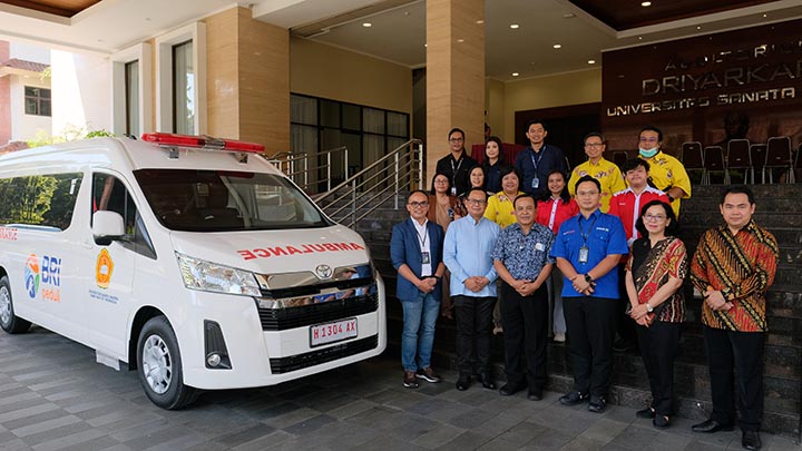 Serah Terima Ambulance dari BRI Peduli TJSL ke Universitas Sanata Dharma, Rabu, 19 Juni 2024 (dok. Humas)