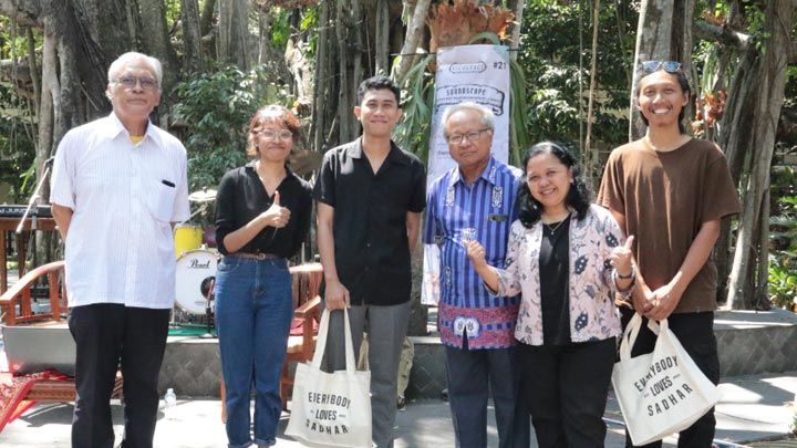 Para pembicara dan moderator, berfoto bersama Program Studi Kajian Budaya Program Doktor Dr. Gregorius Budi Subanar, S.J; Prof. Dr. Supratiknya; dan Kaprodi Magister Kajian Budaya, Dr. Yustina Devi Ardhiani. Para pembicara dan moderator, berfoto bersama Program Studi Kajian Budaya Program Doktor Dr. Gregorius Budi Subanar, S.J; Prof. Dr. Supratiknya; dan Kaprodi Magister Kajian Budaya, Dr. Yustina Devi Ardhiani.