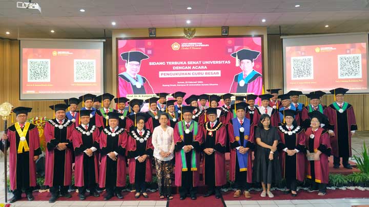 Prof. Dr. Kunjana Rahardi, M. Hum0 dan Prof. Ir. Bambang Soelistijanto, Ph.D bersama Anggota Senat Universitas (dok. Humas) Prof. Dr. Kunjana Rahardi, M. Hum0 dan Prof. Ir. Bambang Soelistijanto, Ph.D bersama Anggota Senat Universitas