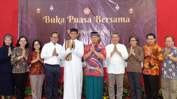 Rektor USD bersama para tamu undangan dalam acara BUka Puasa bersama, Selasa, 26 Maret 2024 di Kampus II. dok. Humas USD x