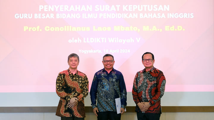 Prof. Concilianous Laos Mbato, M.A.,Ed.D. diapit Ketua LLDIKTI Wilayah V dan Rektor USD- dok. Humas USD x