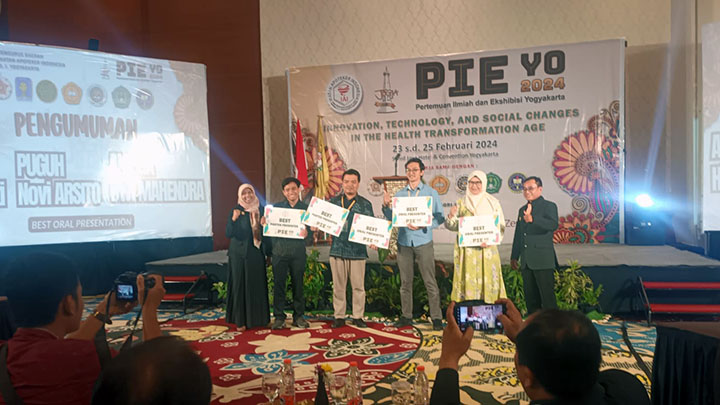 Stephanus Satria Wira Waskitha, M.Sc (kedua dari kiri) saat menerima penghargaan (dok. Farmasi) x